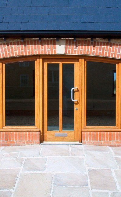 Oak door & curved frame with glazed side panels